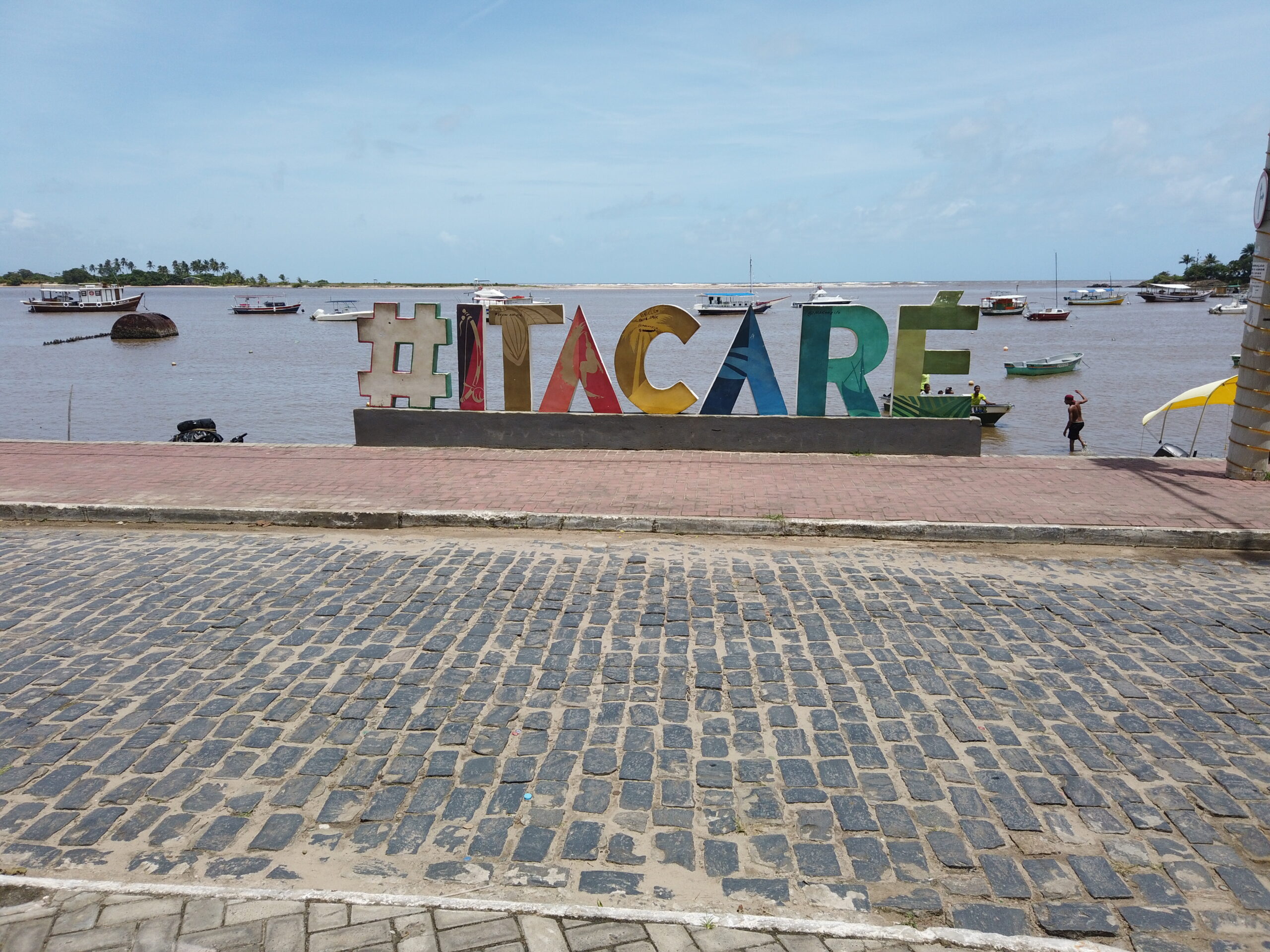 Letreiro de Itacaré na praia da Coroa