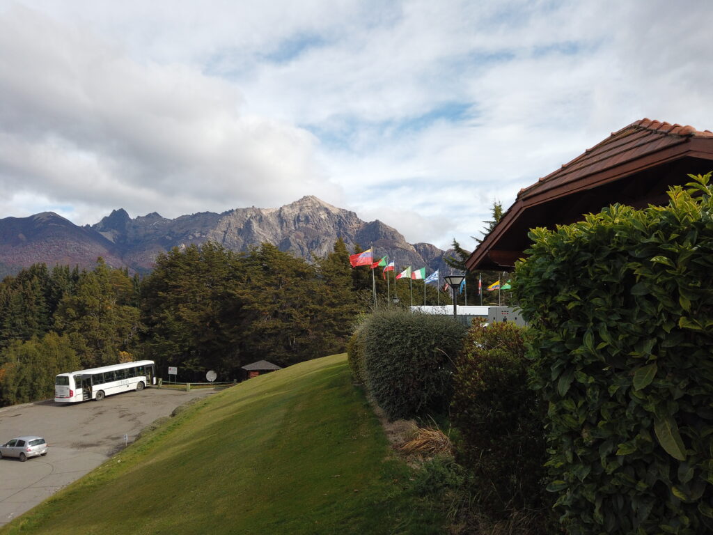 Mochilão pela américa do sul econômico. Vista em Bariloche. Montanhas da paratgônia argentina.