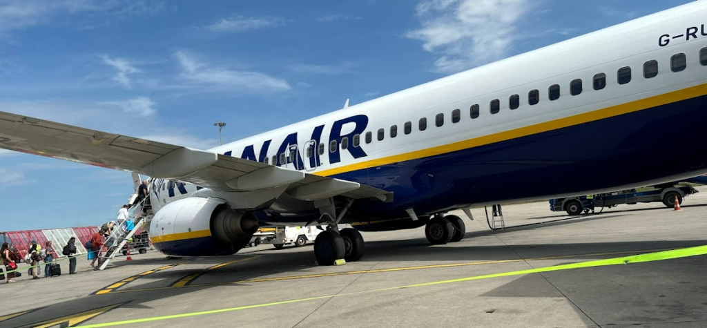 aviao da ryanair saindo de podgorica para londres